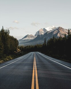 公路延伸向远方雪山