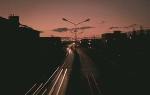 黄昏下的城市道路光影