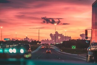城市黄昏下的公路