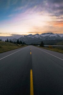 公路尽头的壮丽天际线
