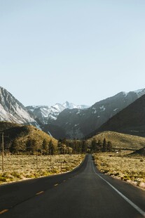 山间公路延伸向远方