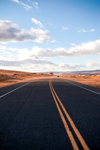 空旷公路伸向远方