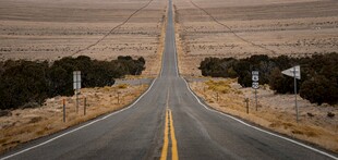 旷野中延伸的笔直公路