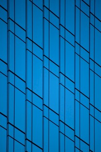 蓝色玻璃幕墙建筑外观