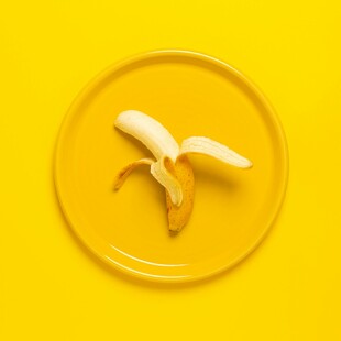黄色盘上剥开的香蕉