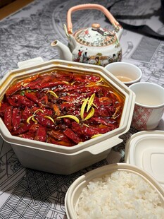 美味热辣火锅配米饭