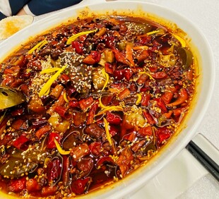 香辣诱人的水煮鱼美食
