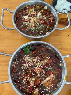 两锅美味佳肴待品尝