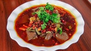 香辣鸭血美食诱人呈现