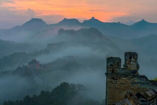 晨曦中的长城与山峦美景