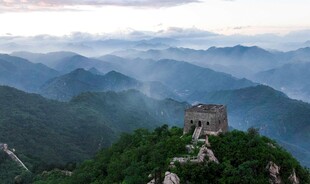长城屹立于云海山峦间