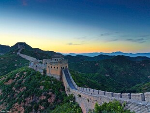 壮丽长城蜿蜒于山峦之间