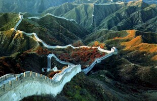 壮丽长城蜿蜒于山峦之间
