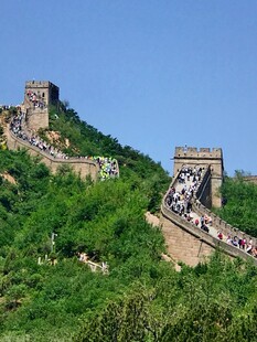 万里长城景色壮丽游人众