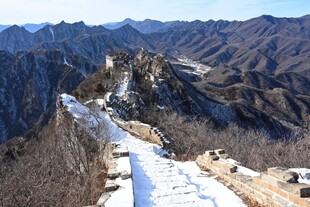 冬日雪覆长城壮美景观