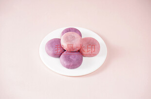 多彩汤圆摆于白色盘中