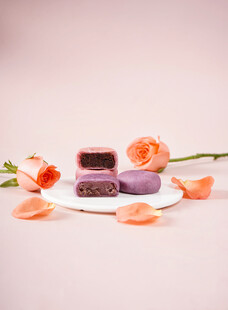 浪漫玫瑰与精致巧克力