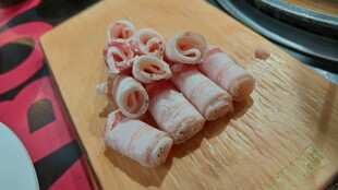 猪肉卷摆放在木板上
