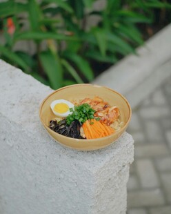 石台上的美味寿司拼盘