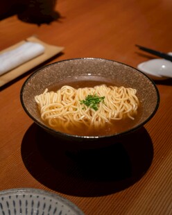日式拉面碗中美味呈现
