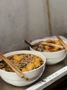 两碗美味佳肴配筷子