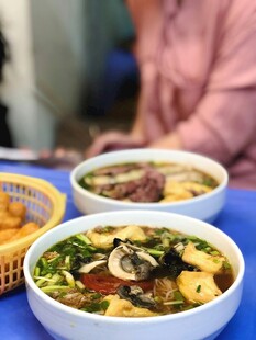 两碗丰盛美味的特色面食