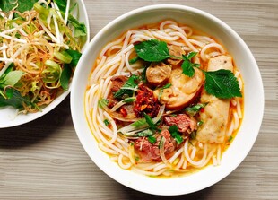 美味汤面与凉拌菜组合