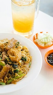 美味拌面配果汁与小菜