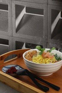 木托盘上的美味面条