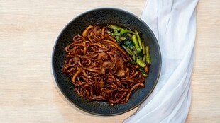 美味炒面摆放在盘中