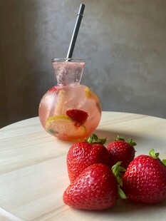 草莓果茶与新鲜草莓