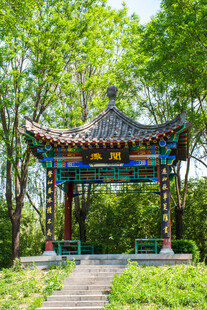 林中古亭景色宜人
