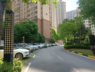 小区内整洁的停车道路