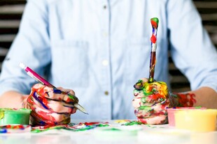 创意绘画 双手沾满缤纷色彩