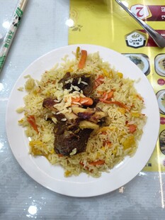 美味牛肉炒饭摆盘中