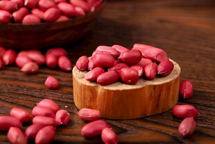 木盘盛放的饱满红皮花生