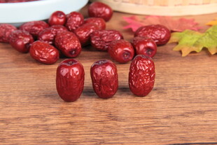 木桌上摆放的饱满红枣