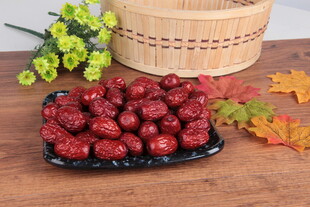 木盘上的饱满新鲜大红枣