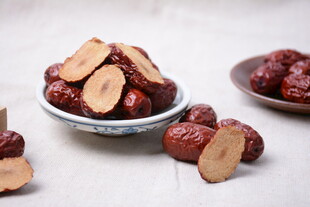 碗中美味红枣切片展示