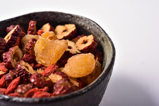 一碗滋补养生中药材组合