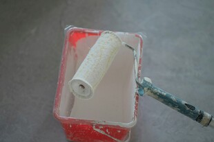 滚筒刷蘸取涂料准备施工