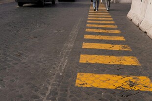 道路上的黄黑相间警示标线