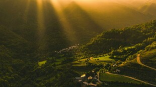 山间晨曦洒向层层梯田