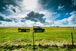 草原上的车辆与美丽风光