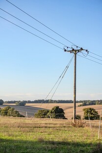 田野中的电线杆与电线