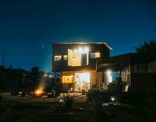 夜幕下的温馨现代别墅