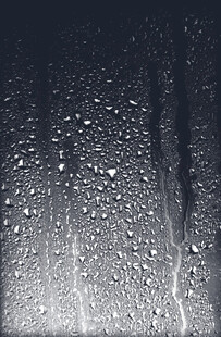 窗上雨滴营造静谧氛围