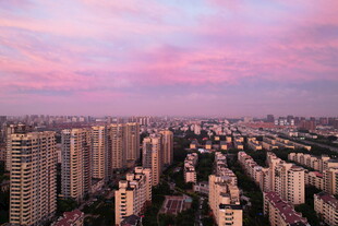 黄昏城市上空的晚霞