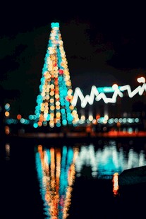 湖畔璀璨圣诞树灯光秀