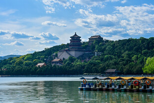湖畔楼阁美景
